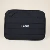 Funda portátil negra personalizada con logo blanco fondo beige