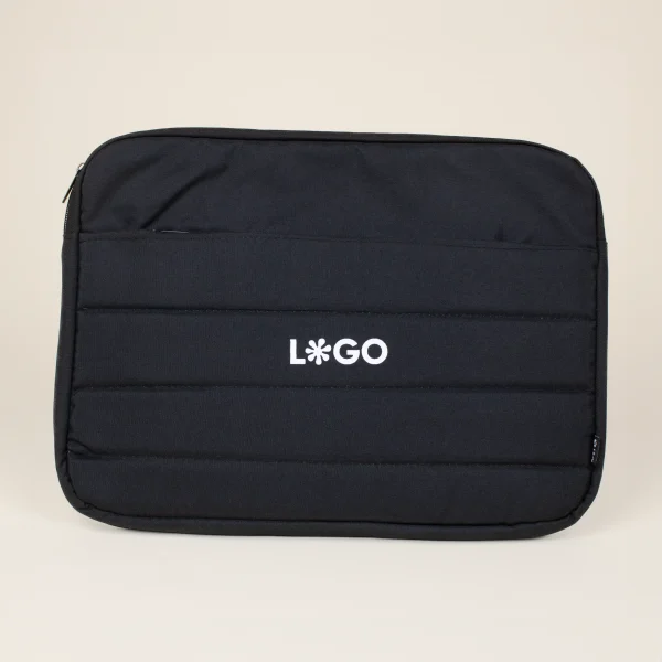 Funda portátil negra personalizada con logo blanco fondo beige