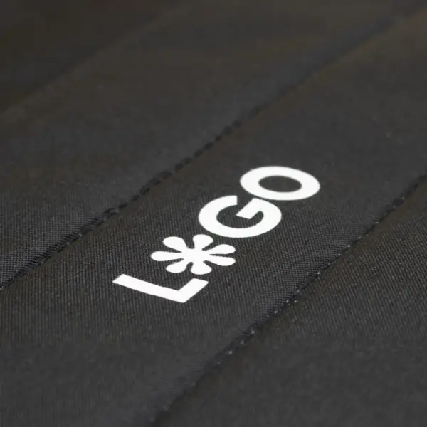 Funda portátil negra personalizada con logo blanco
