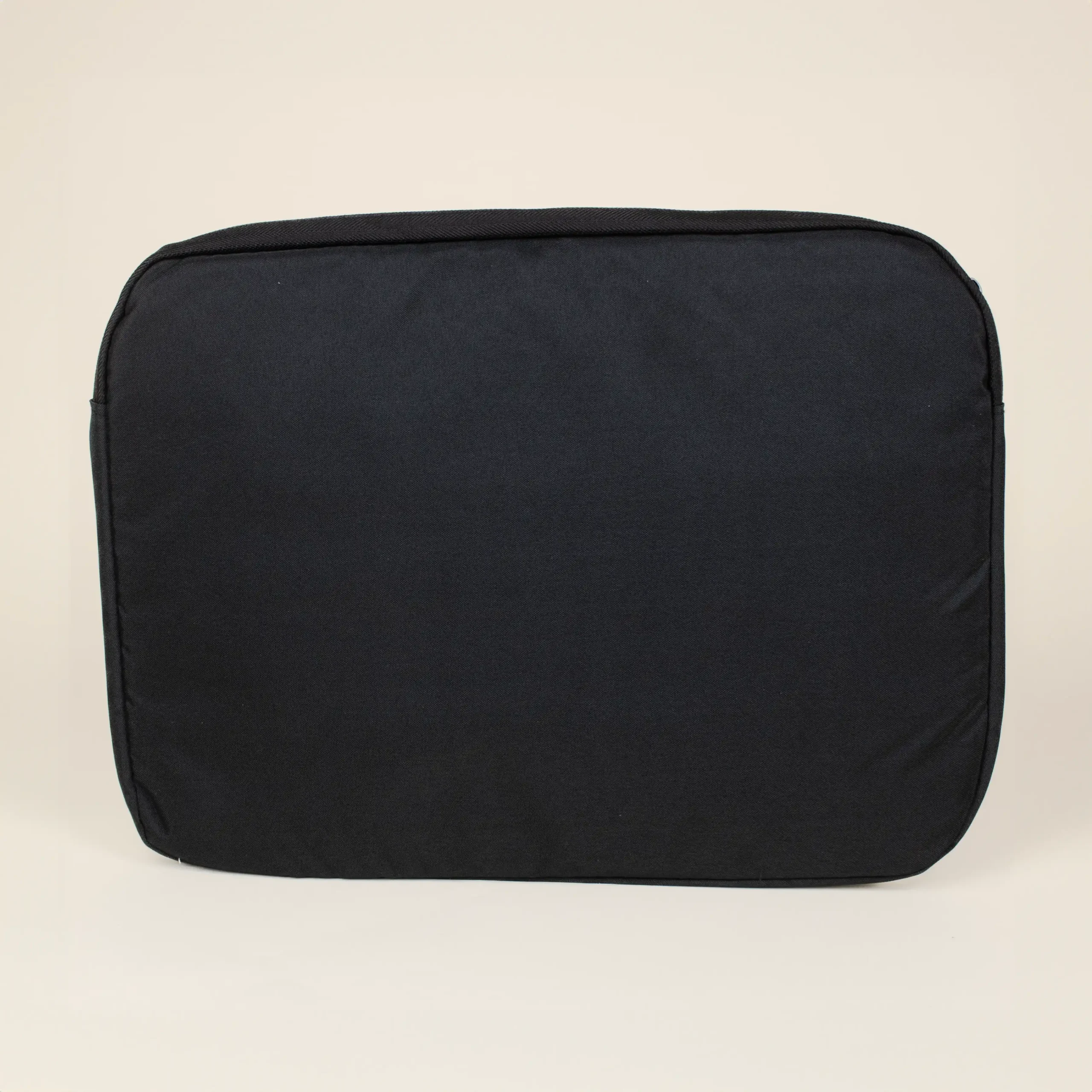 Funda portátil RPET KIRA Detrás Funda portátil negra personalizada fondo beige