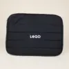 Funda portátil negra personalizada con logo blanco fondo beige