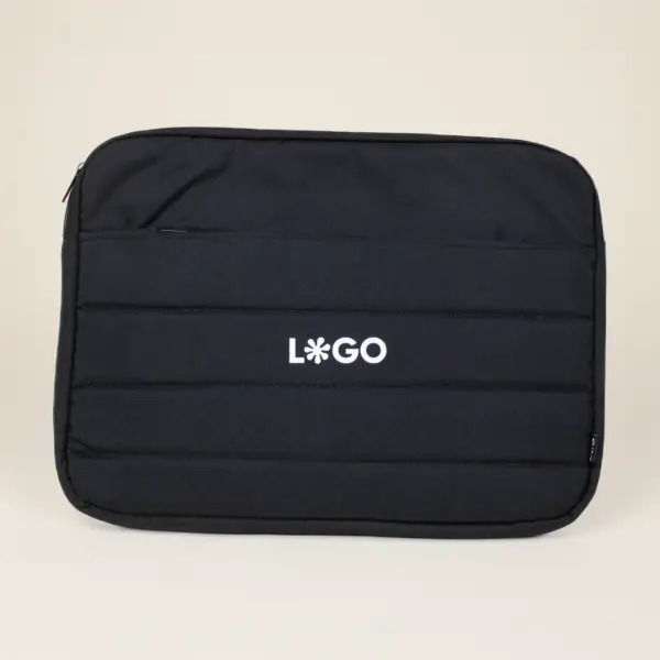 Funda portátil negra personalizada con logo blanco fondo beige