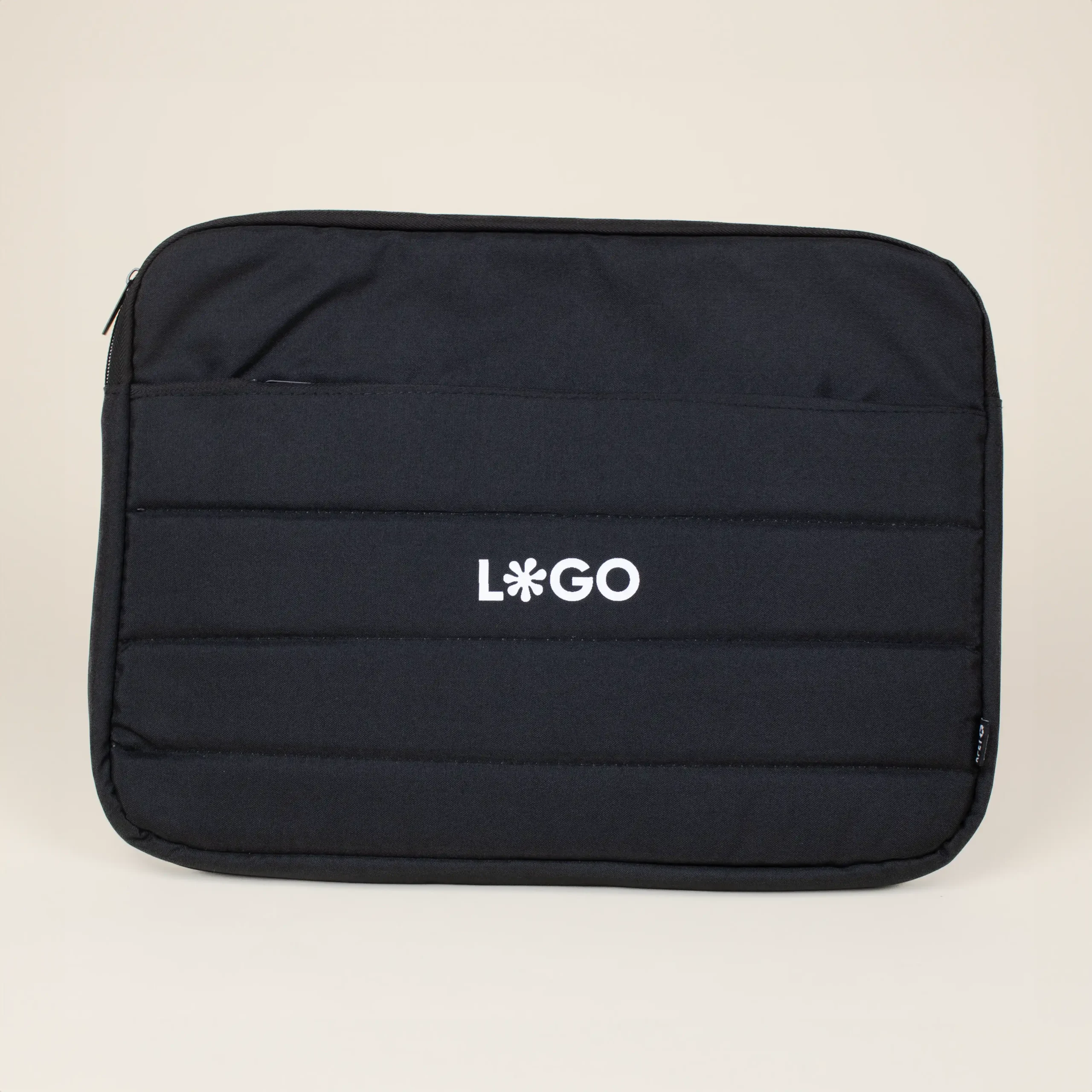 Funda portátil RPET KIRA Frontal Funda portátil negra personalizada con logo blanco fondo beige