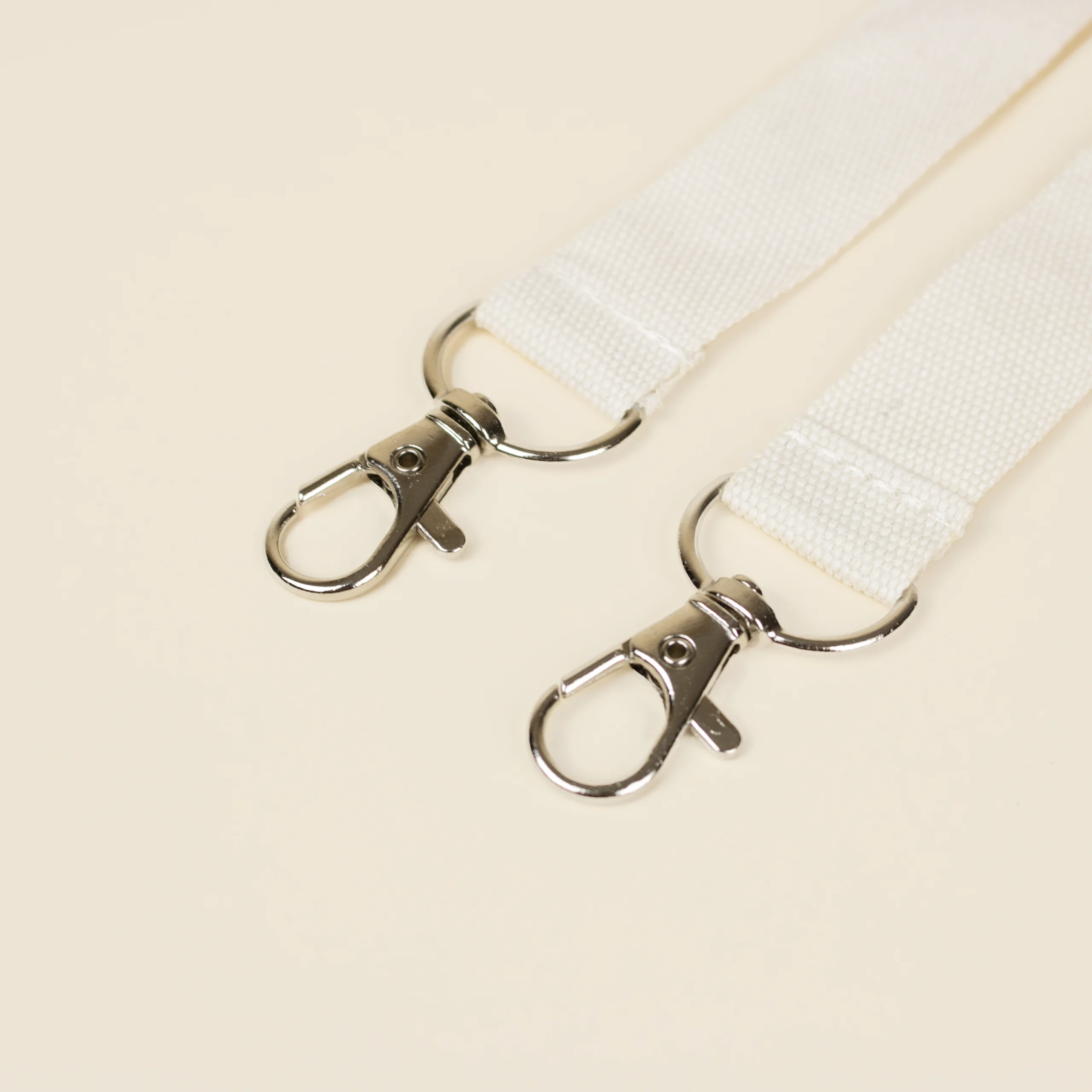 Lanyard doble mosquetón DETALLE Lanyard sostenible doble mosquetón fondo beige