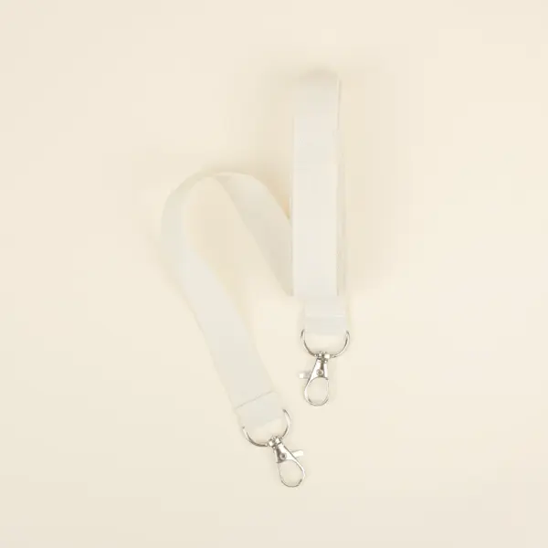 Lanyard sostenible doble mosquetón doblado fondo beige