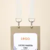 Lanyard sostenible doble mosquetón con acreditación fondo beige
