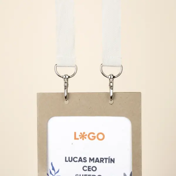Lanyard sostenible doble mosquetón con acreditación fondo beige
