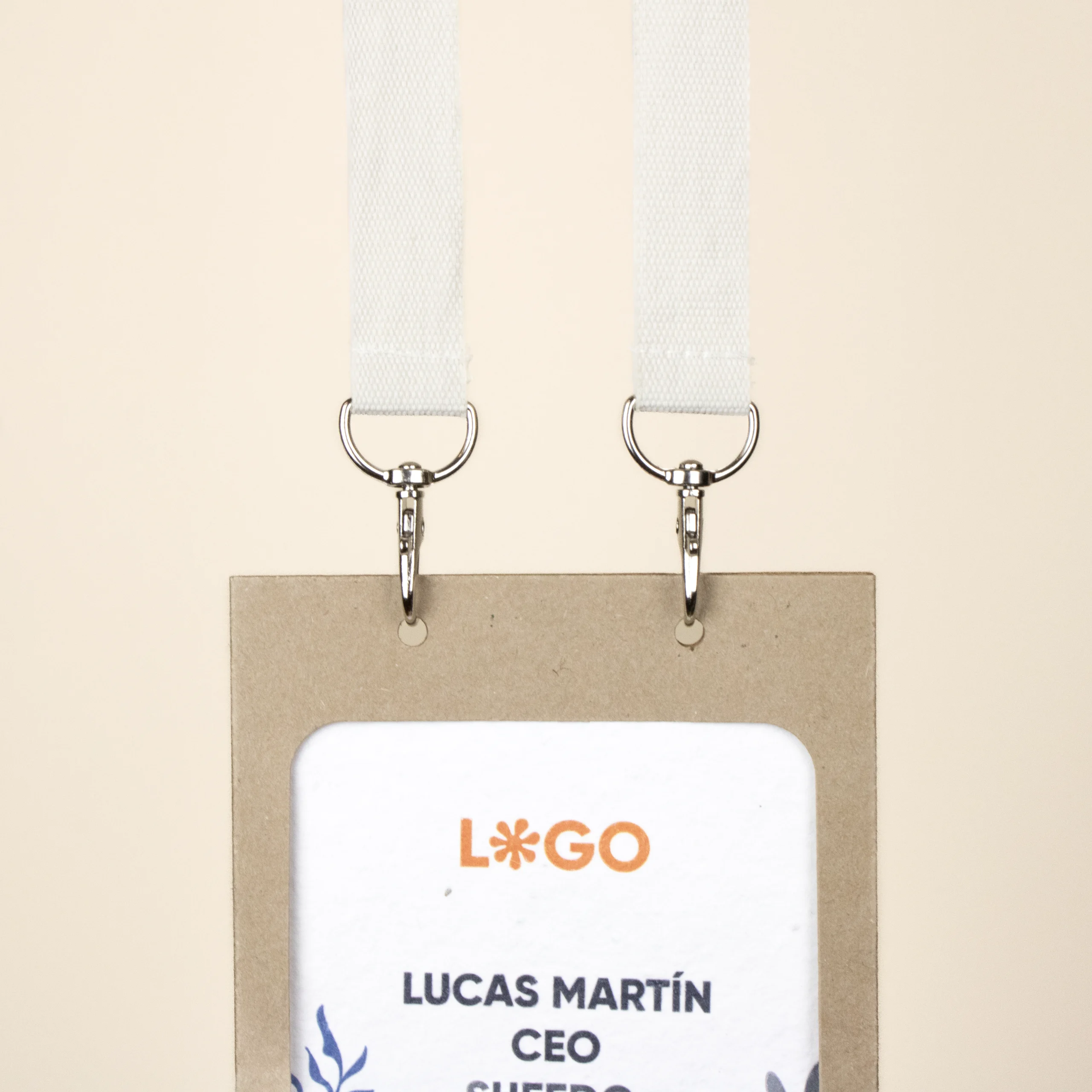 Lanyard doble mosquetón Acreditación Lanyard sostenible doble mosquetón con acreditación fondo beige