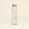 Botella de cristal personalizada logo frontal fondo beige