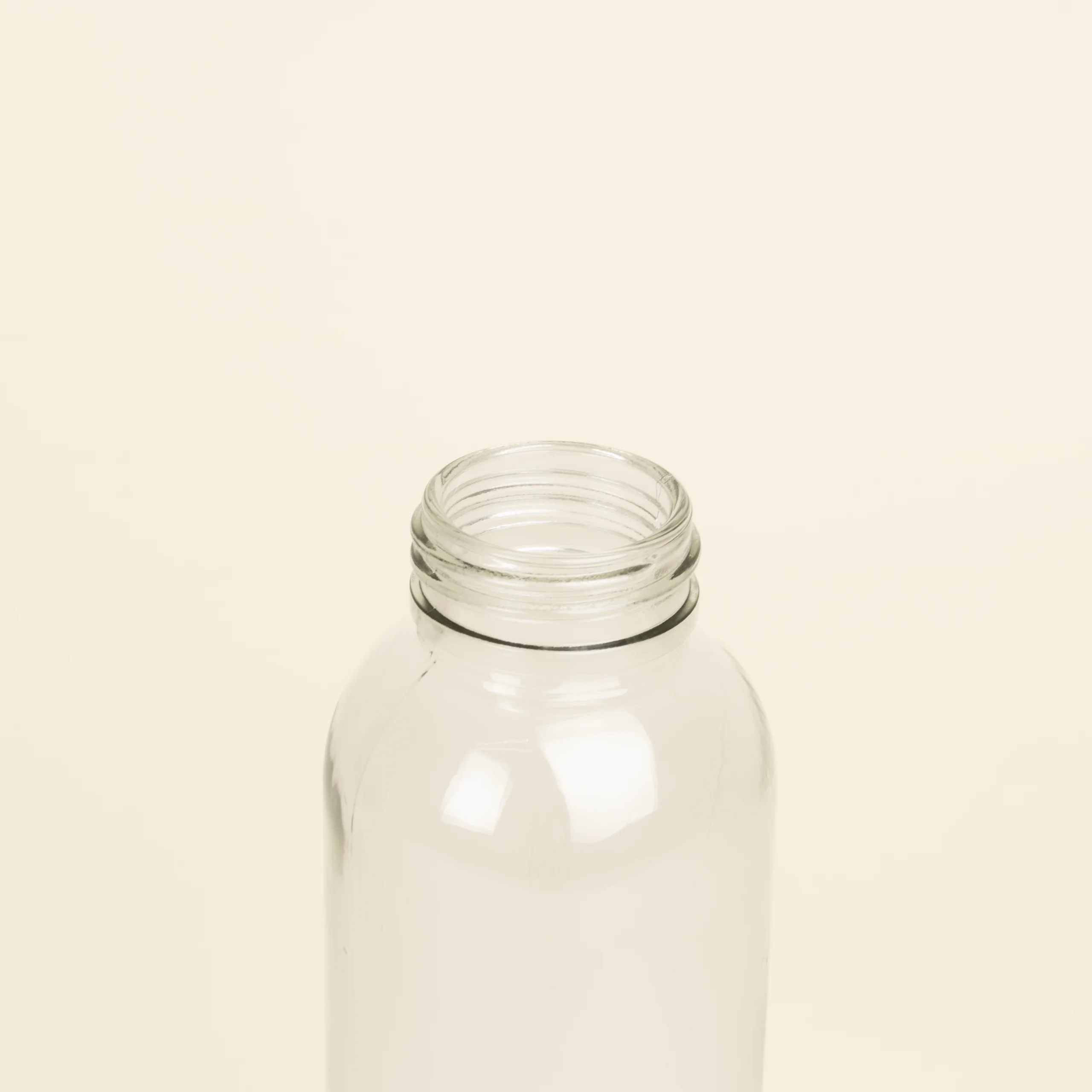 Botella de cristal personalizada sin tapon fondo beige