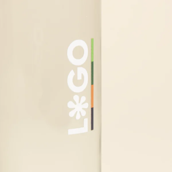 Botella de cristal personalizada detalle logo fondo beige