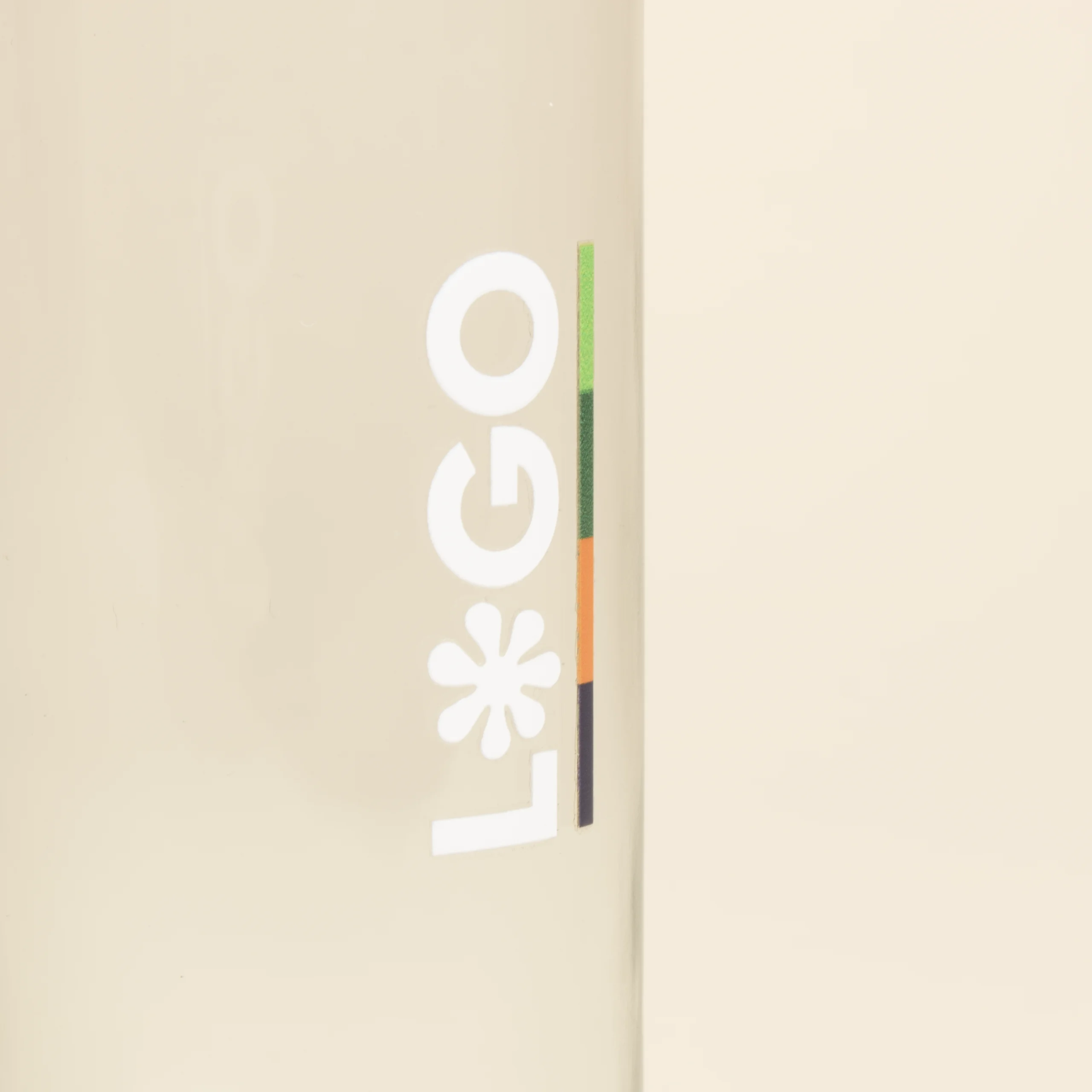 Botella de cristal personalizada detalle logo fondo beige