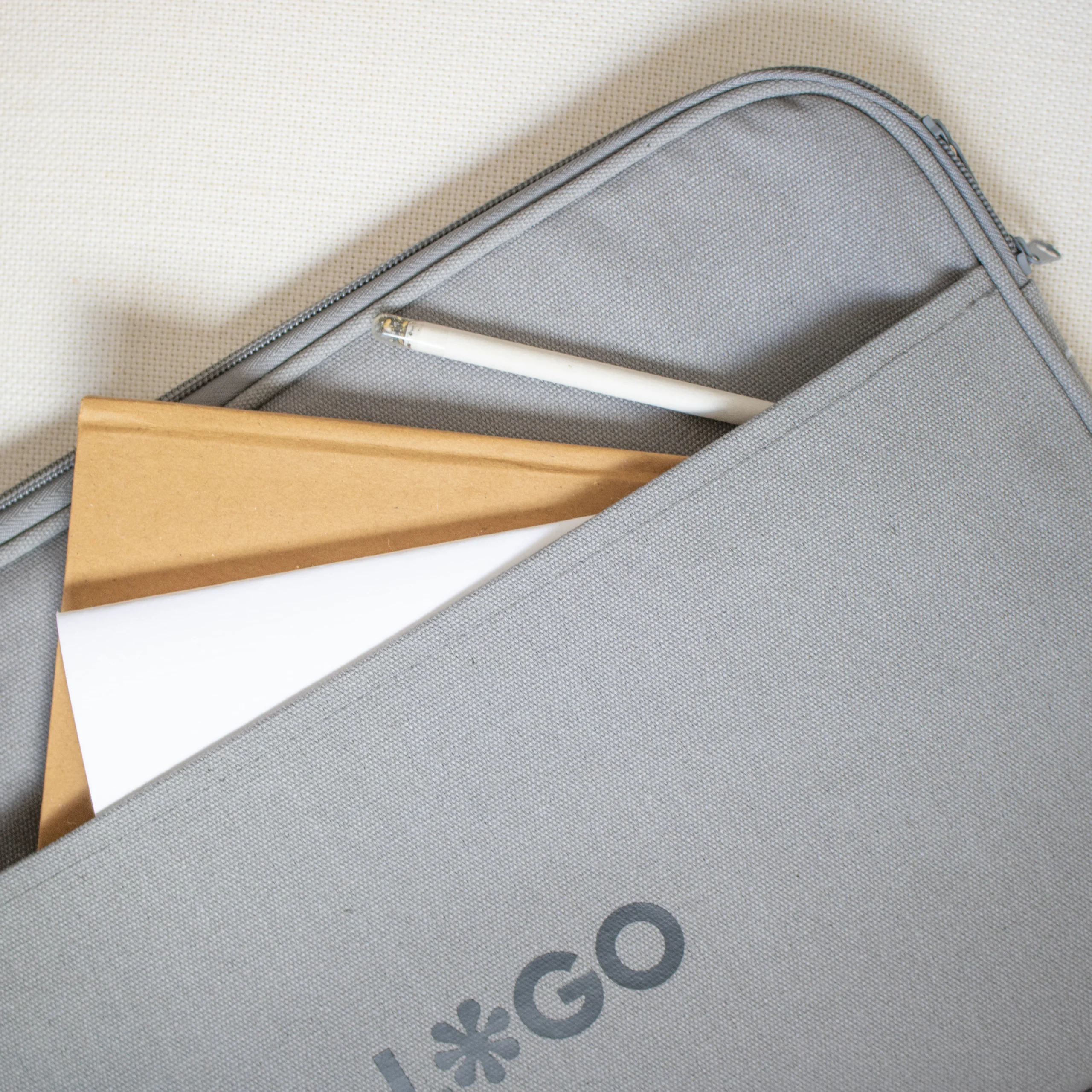 Funda portátil 14 pulgadas MILA GRIS LIFESTYLE Funda portátil gris 14 pulgadas personalizada con logo negro cuaderno marrón lapicero