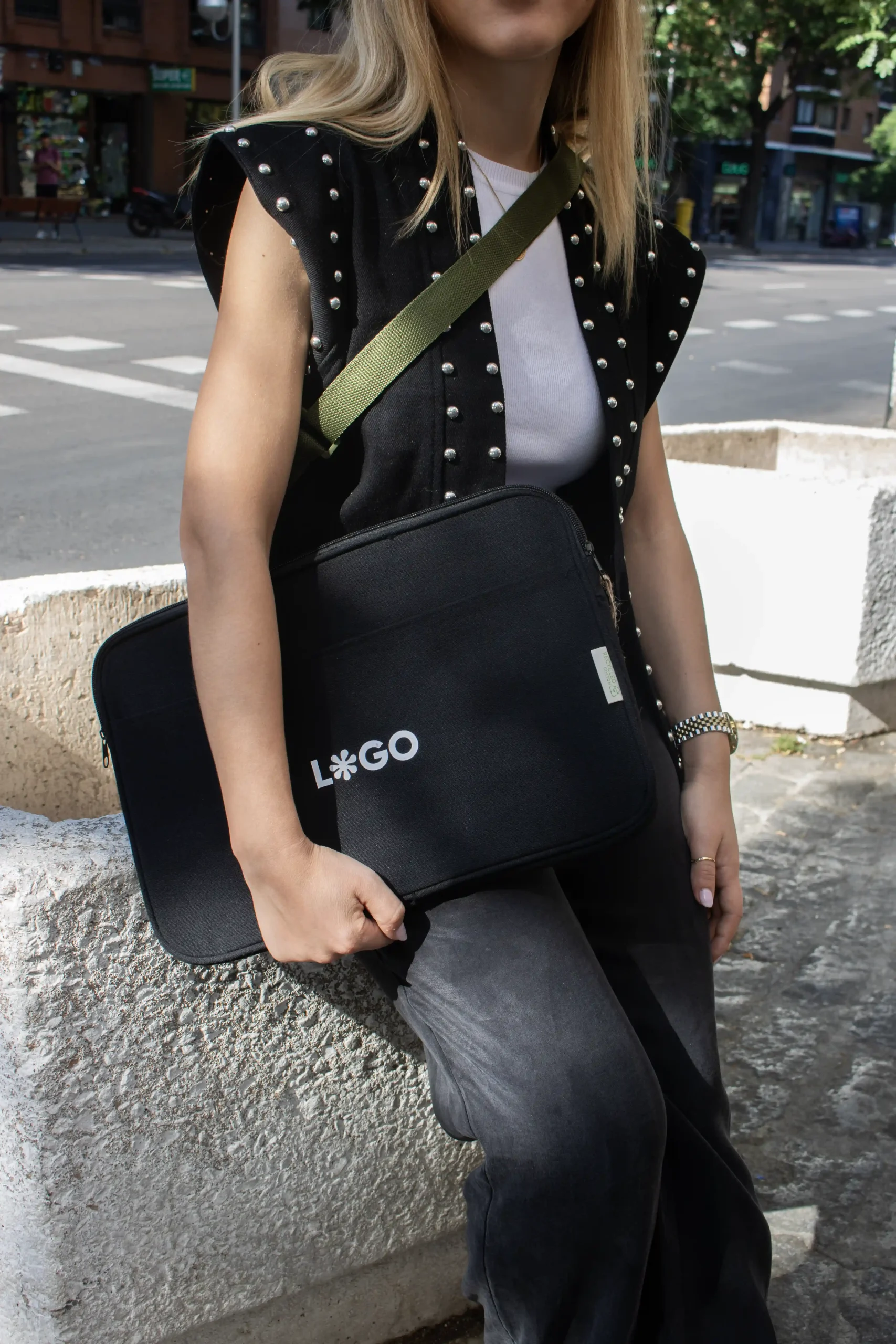 Pochette personnalisée pour ordinateur portable 14" noire avec logo blanc 