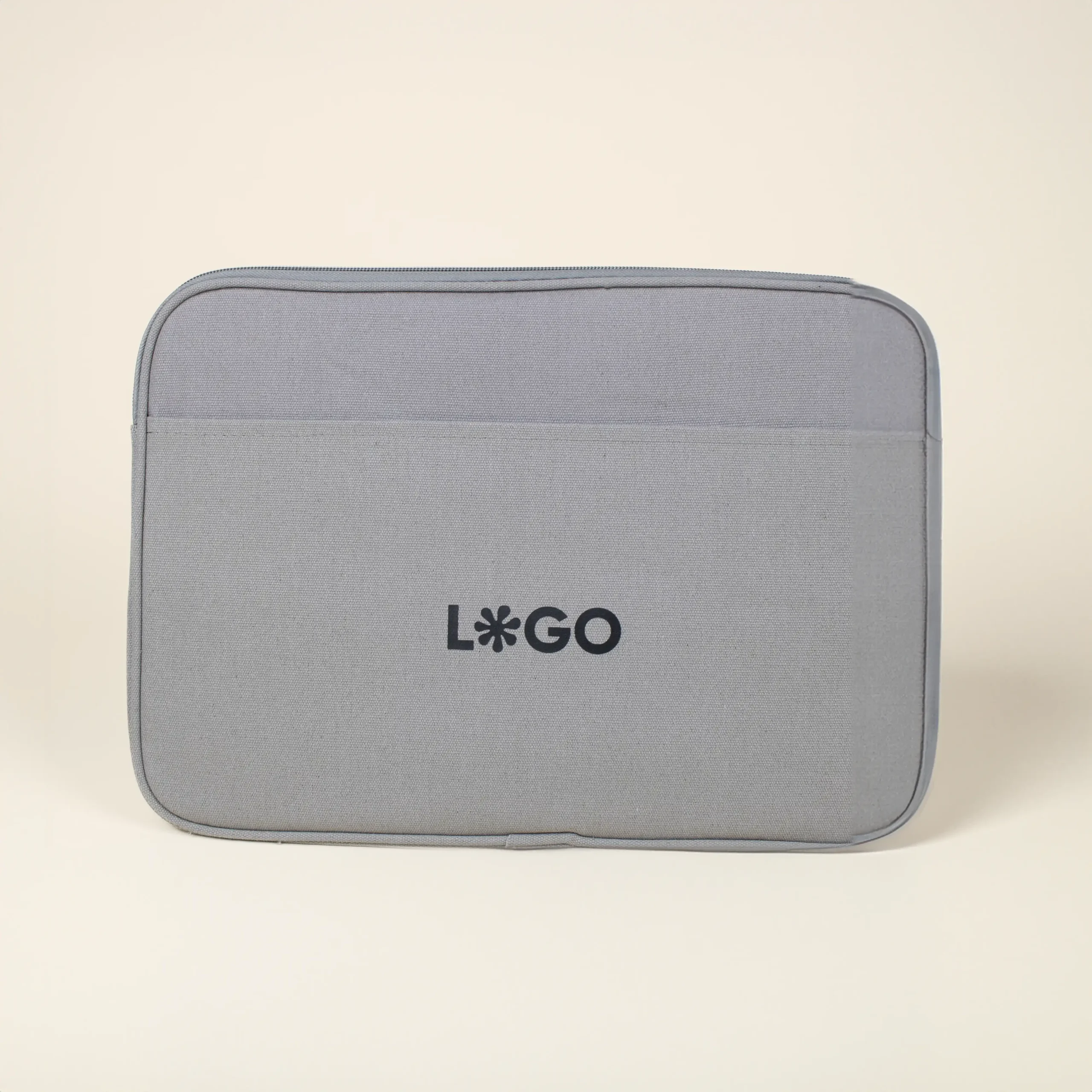 Funda portátil 14 pulgadas MILA Gris Funda portátil gris 14 pulgadas personalizada con logo negro fondo beige