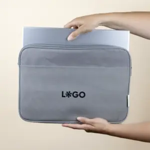 Funda portátil gris 14 pulgadas personalizada con logo negro modelo manos