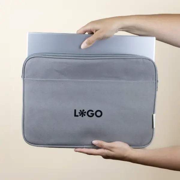 Funda portátil gris 14 pulgadas personalizada con logo negro modelo manos
