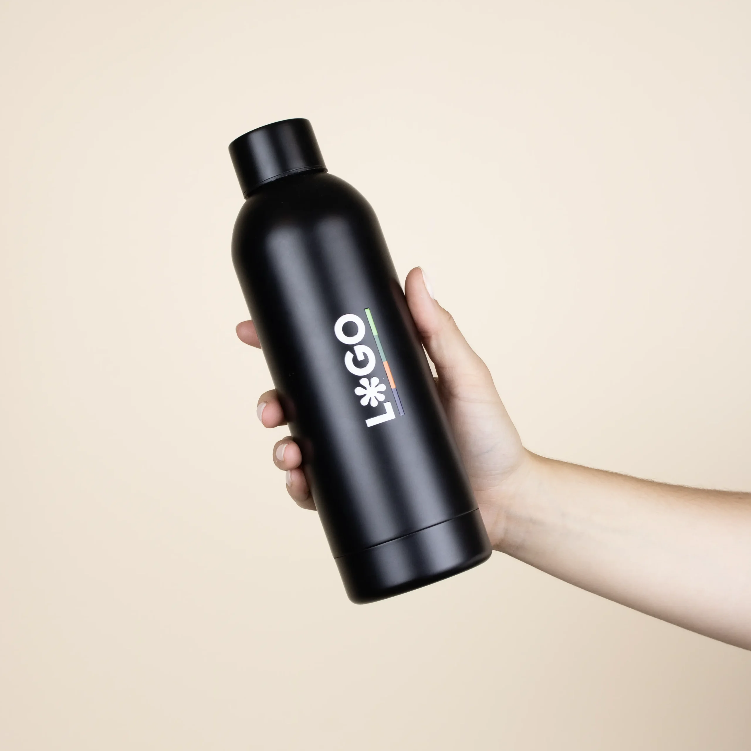Botella térmica color negro personalizada con logo blanco modelo mano fondo beige
