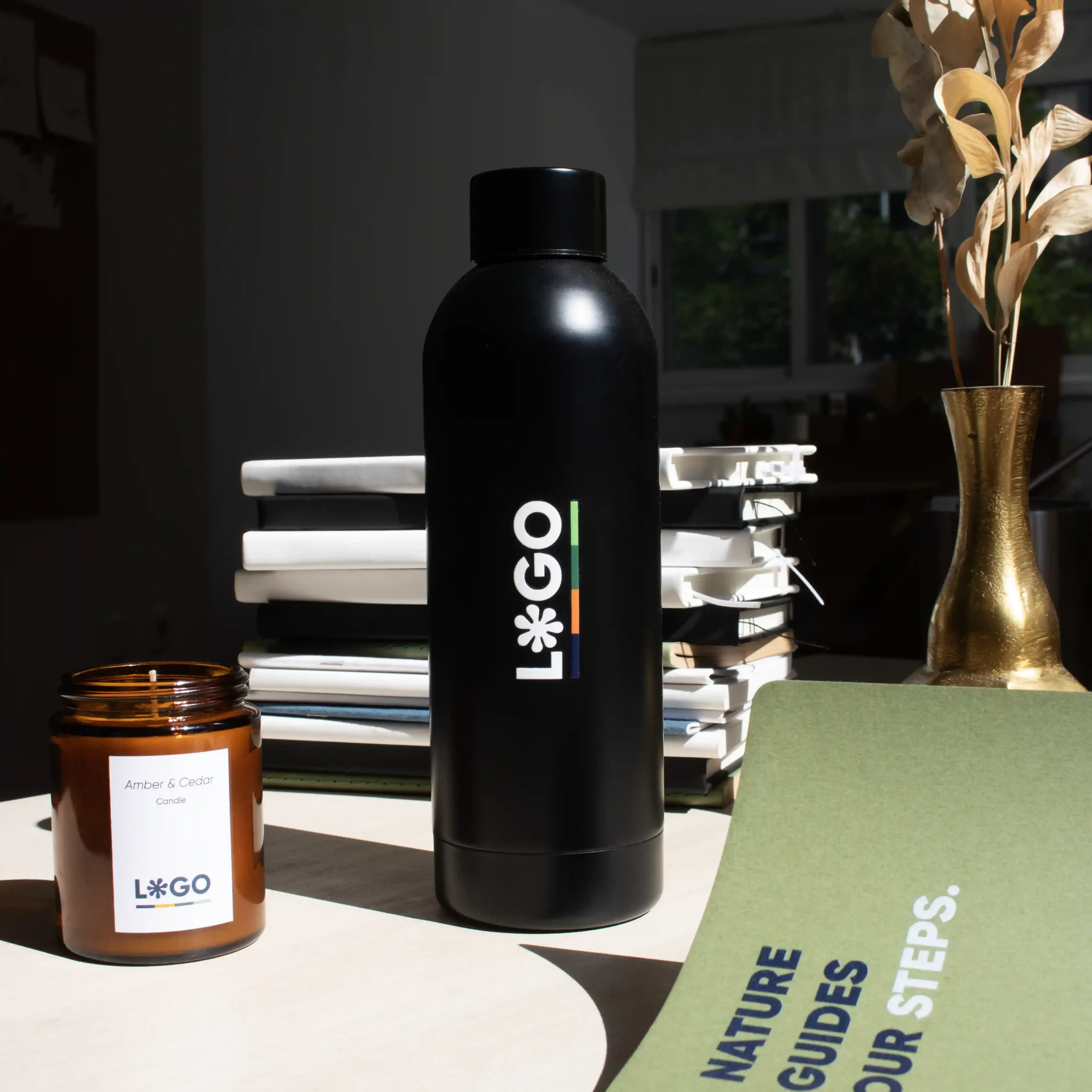 Gourde isotherme NORMA Noir Gourde thermos noire personnalisée avec logo blanc, carnet de notes vert et bougie