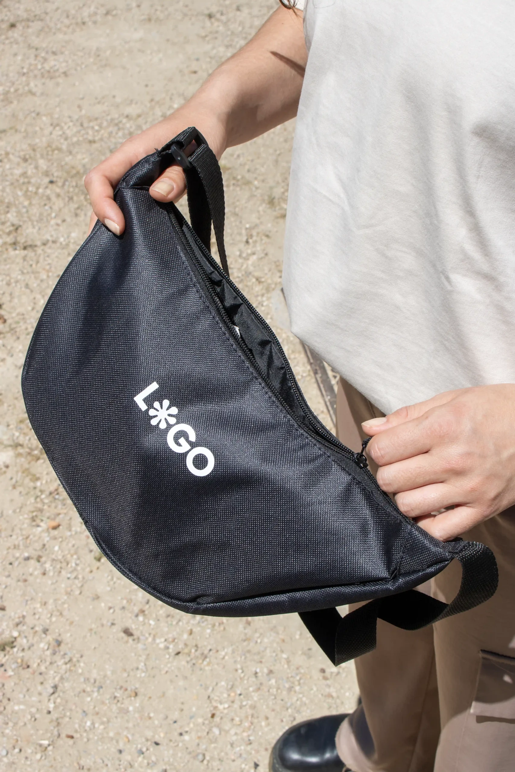 Sac banane NOON personnalisé Noir Vertical Sac banane dos noir personnalisé avec logo sur fond de parc