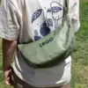 Riñonera verde personalizada con logo modelo chica fondo parque