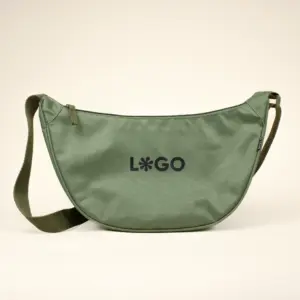 Riñonera verde personalizada con logo fondo beige