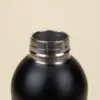 Botella térmica color negro detalle tapón fondo beige