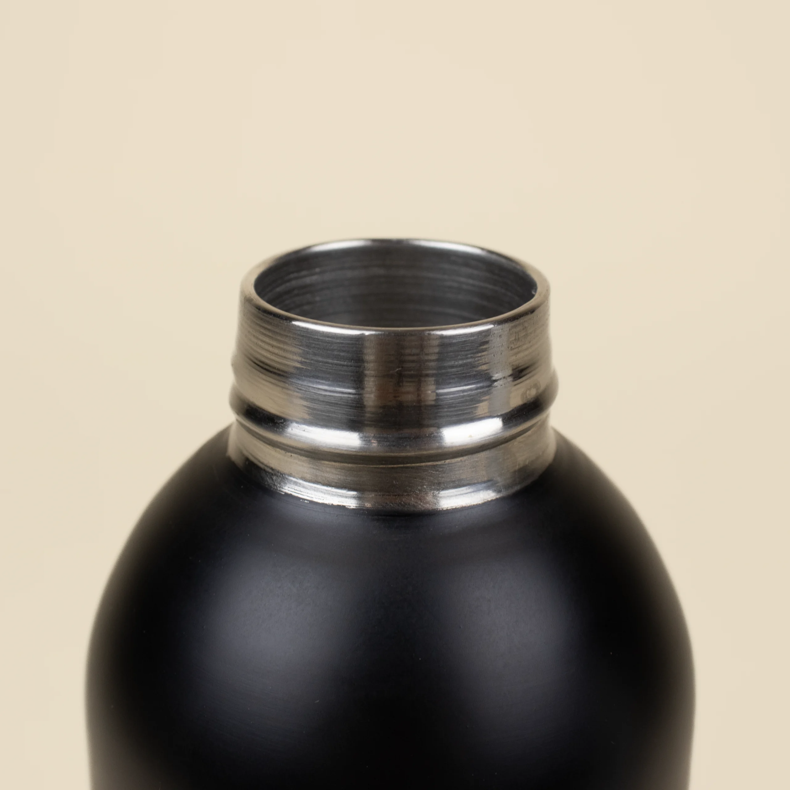 Botella térmica color negro detalle tapón fondo beige