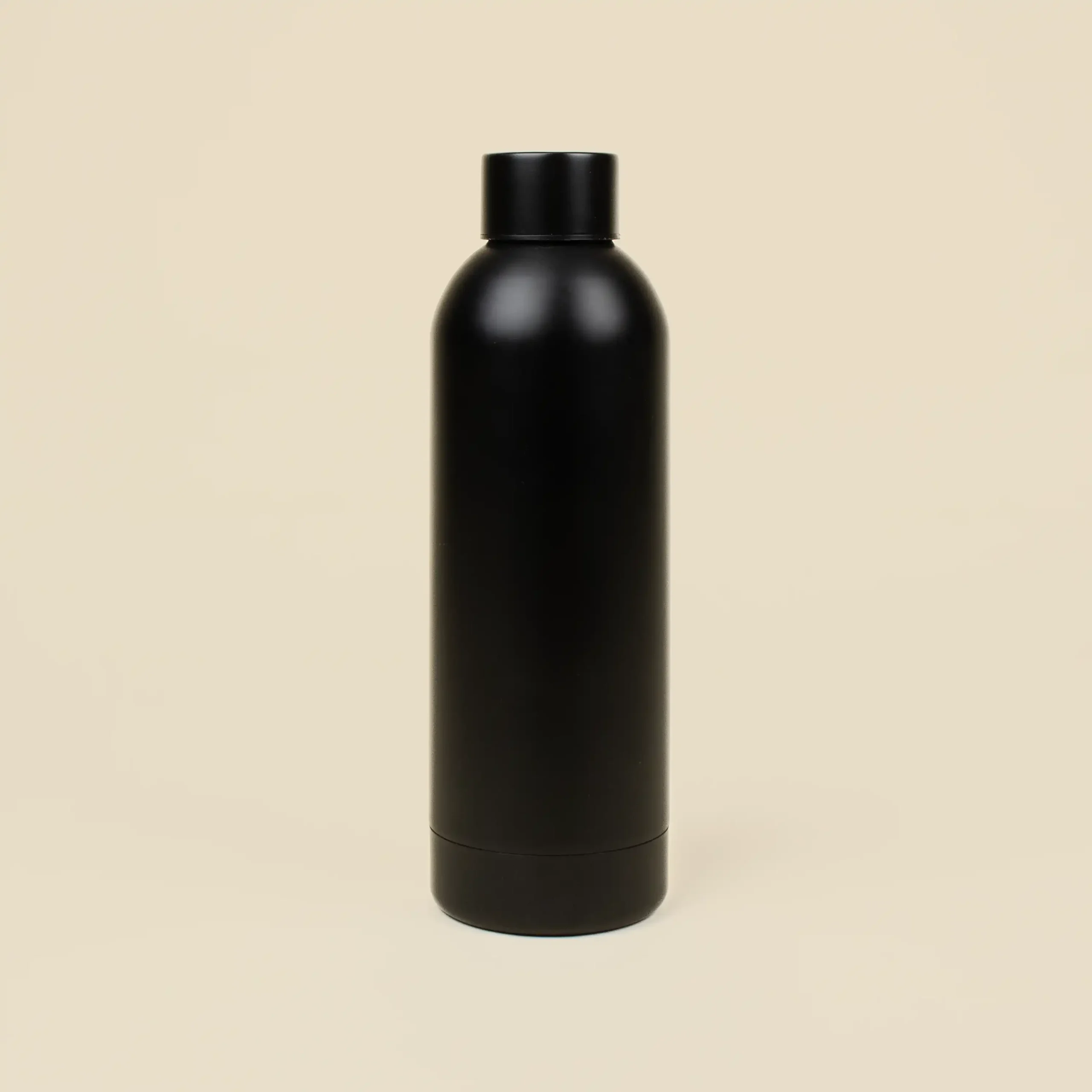 Botella térmica color negro fondo beige