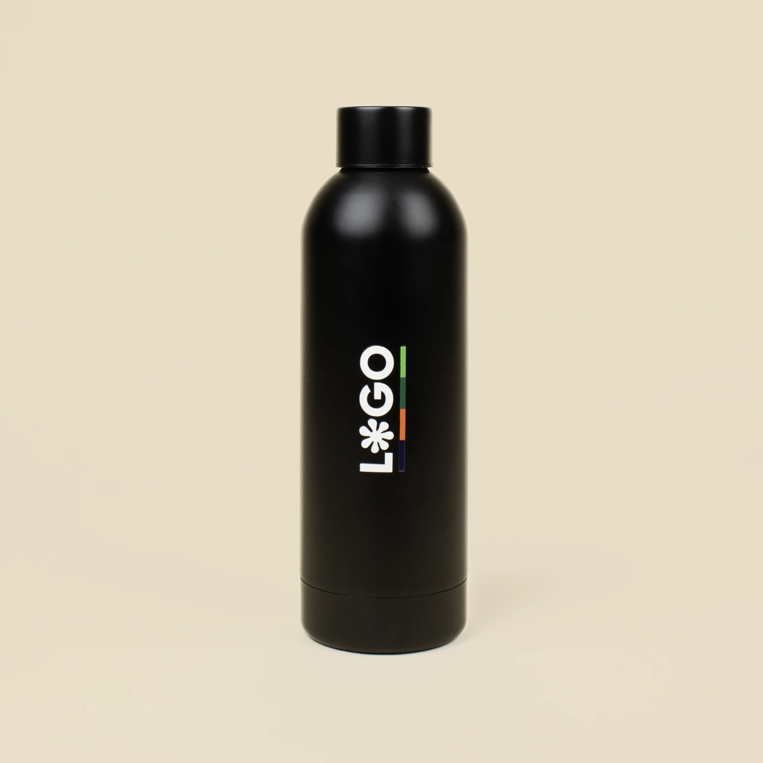 Botella térmica color negro personalizada con logo fondo beige