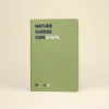 Cuaderno verde reciclado portada personalizada fondo beige
