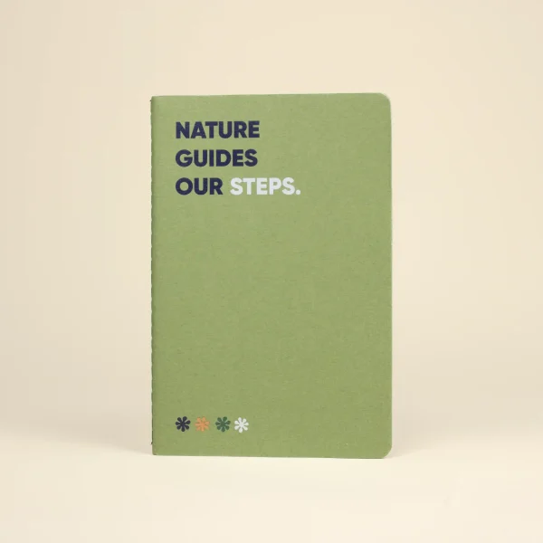 Cuaderno verde reciclado portada personalizada fondo beige