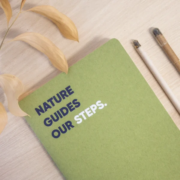 Cuaderno verde reciclado con portada personalizada