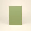 Cuaderno verde reciclado trasera fondo beige
