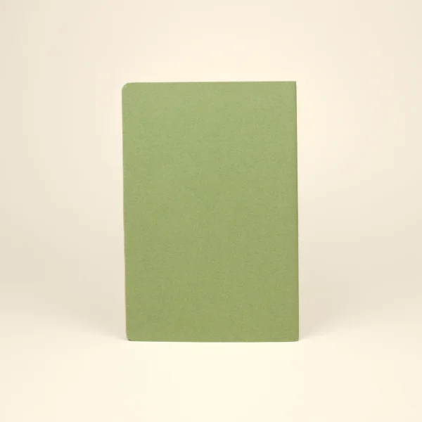 Cuaderno verde reciclado trasera fondo beige