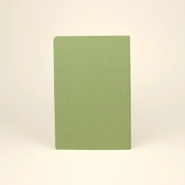 Cuaderno verde reciclado trasera fondo beige