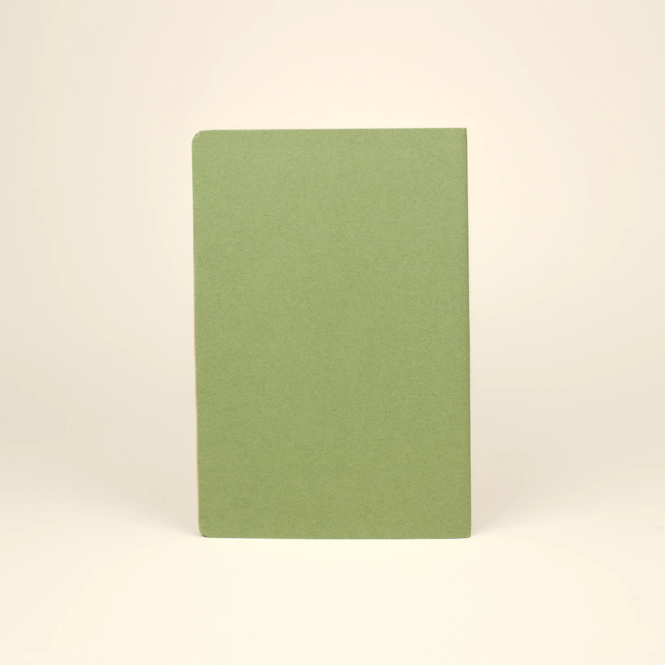 Cuaderno verde reciclado Notto Detrás Cuaderno verde reciclado trasera fondo beige