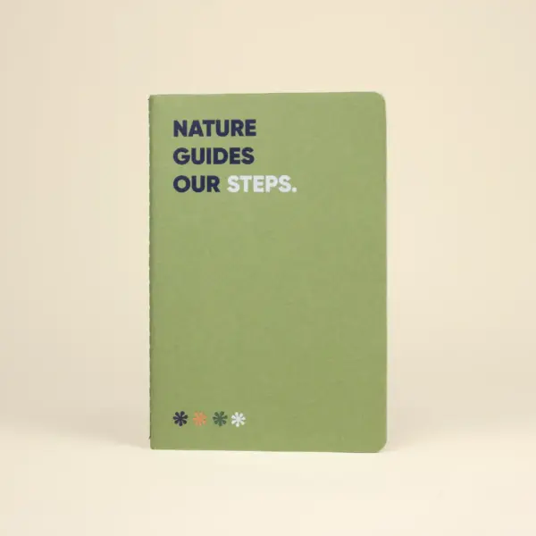 Cuaderno verde reciclado portada personalizada fondo beige