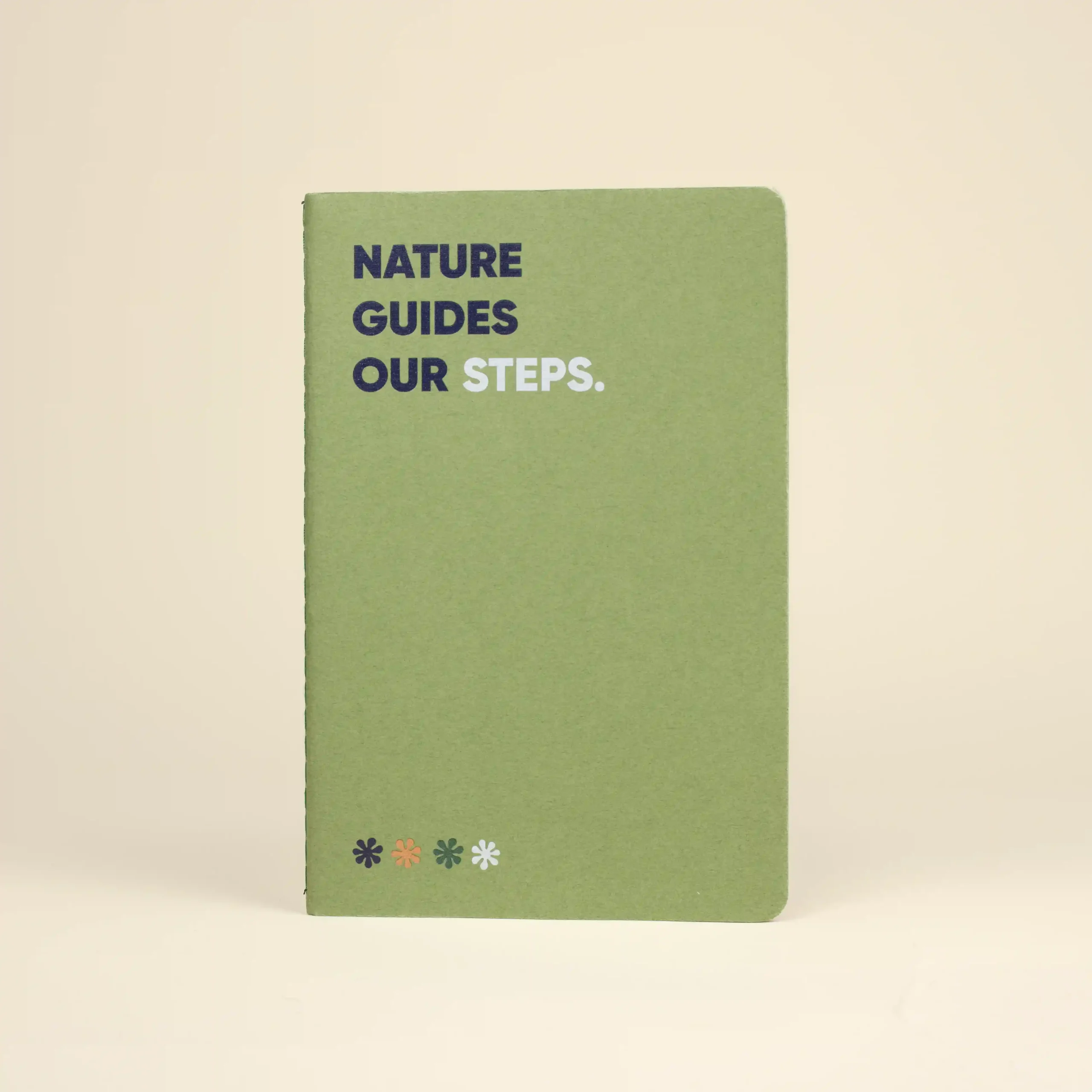 Cuaderno verde reciclado portada personalizada fondo beige