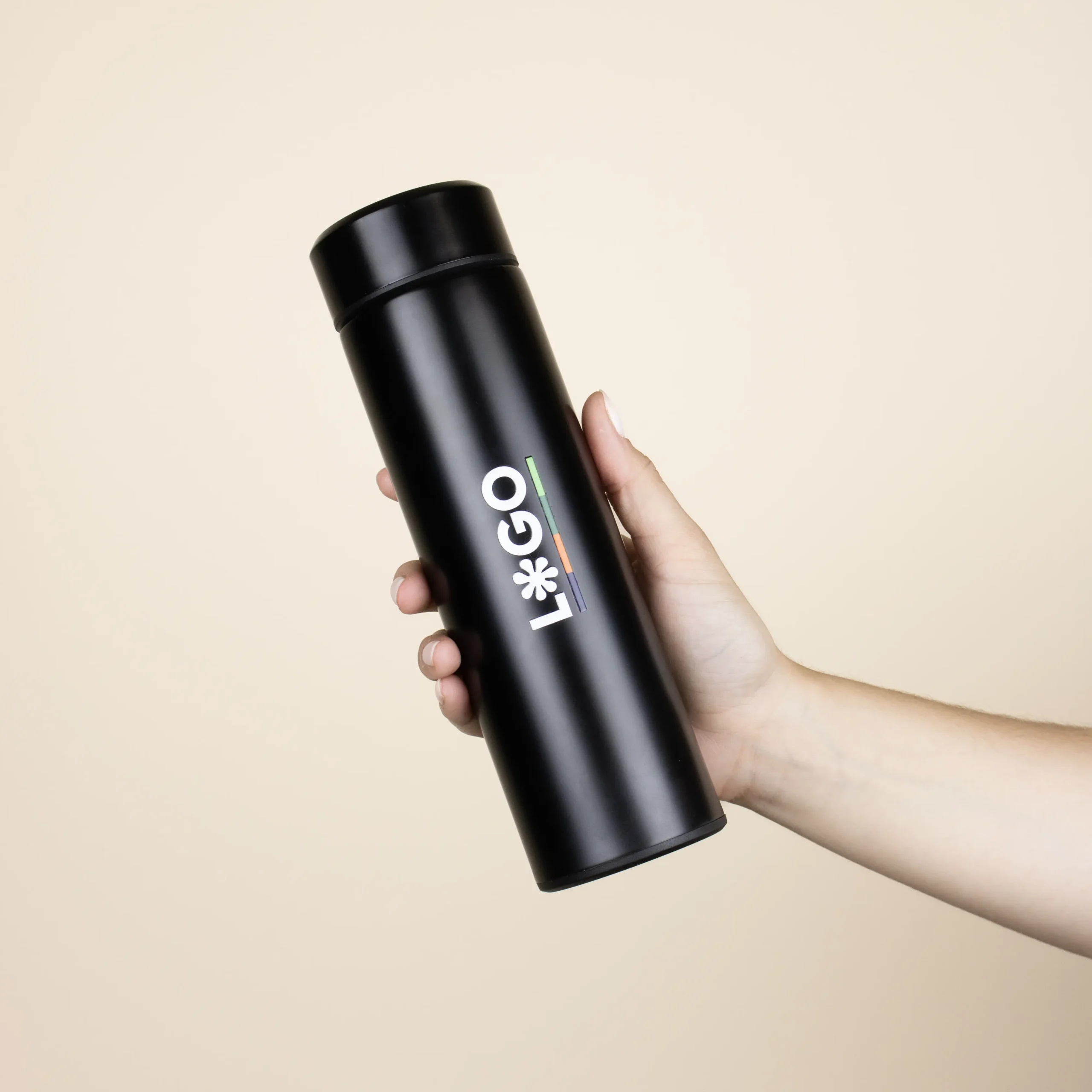 Termo acero inoxidable personalizado negro logo blanco modelo mano fondo beige