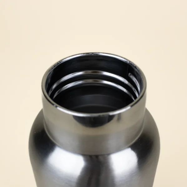 Botella térmica acero 500 ml detalle sin tapón fondo beige