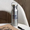 Silla con botella térmica 500 ml personalizada cuaderno kraft y bolígrafo marrón