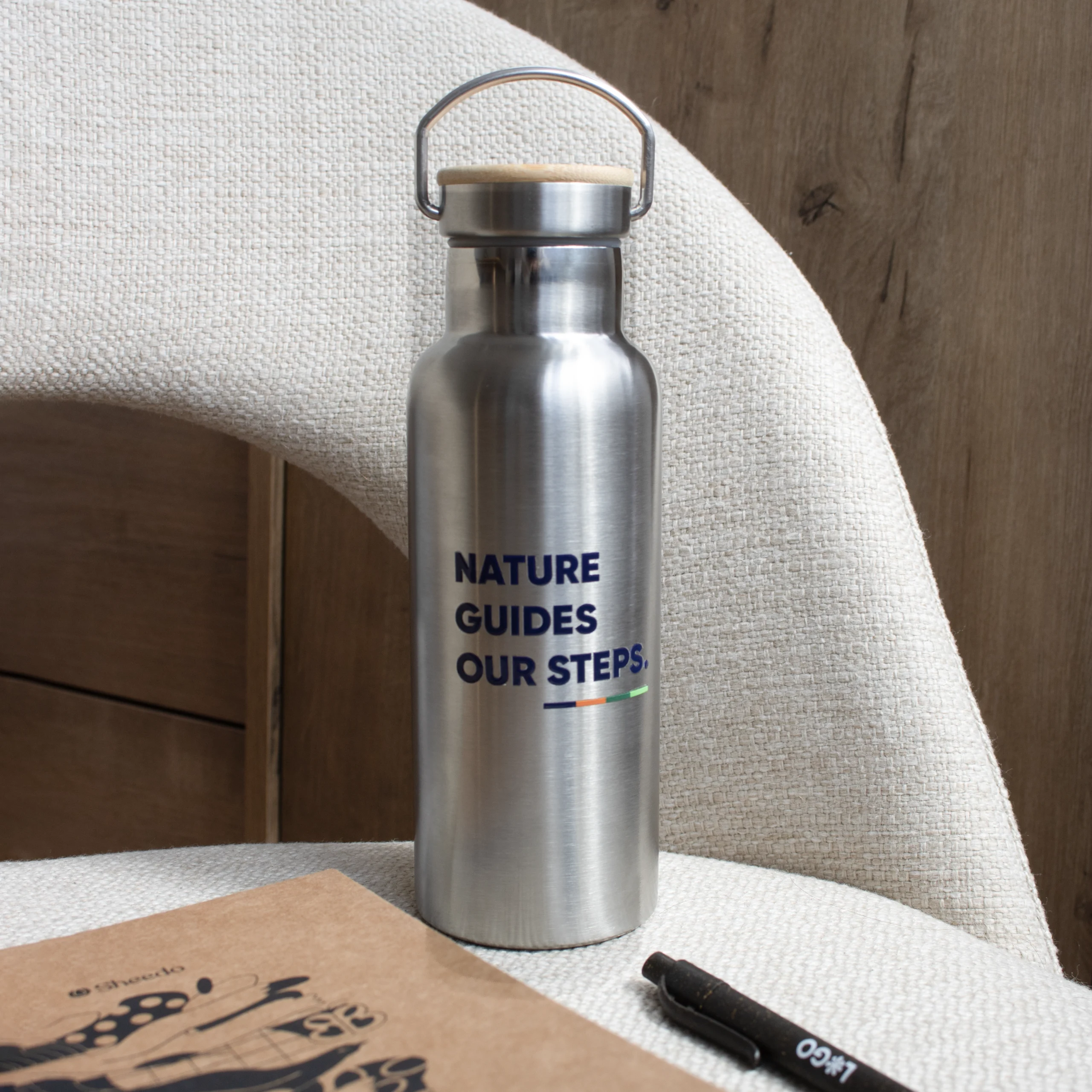 Chaise avec thermos 500 ml personnalisé, carnet kraft et stylo marron