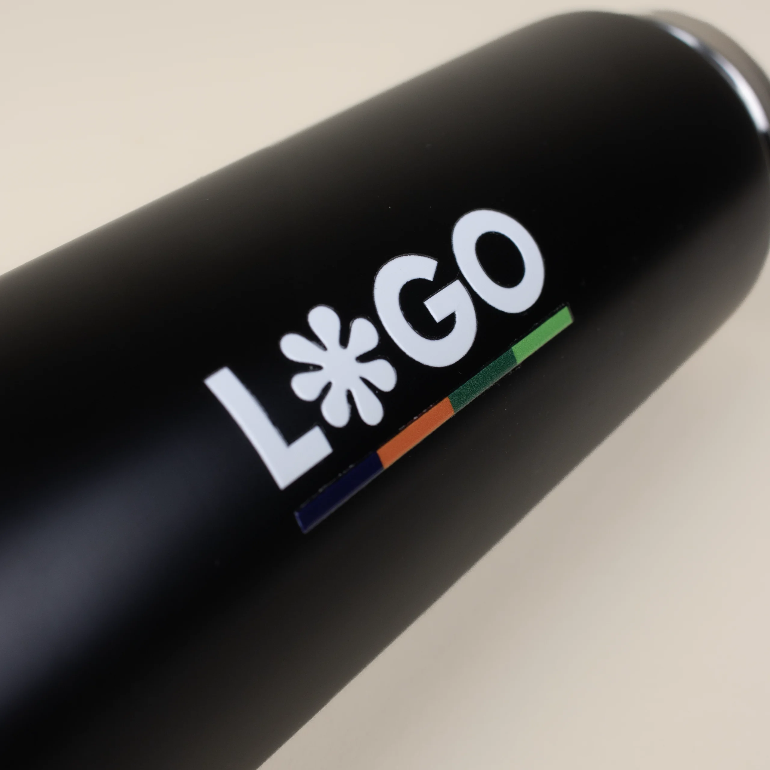 Termo acero inoxidable personalizado negro logo blanco