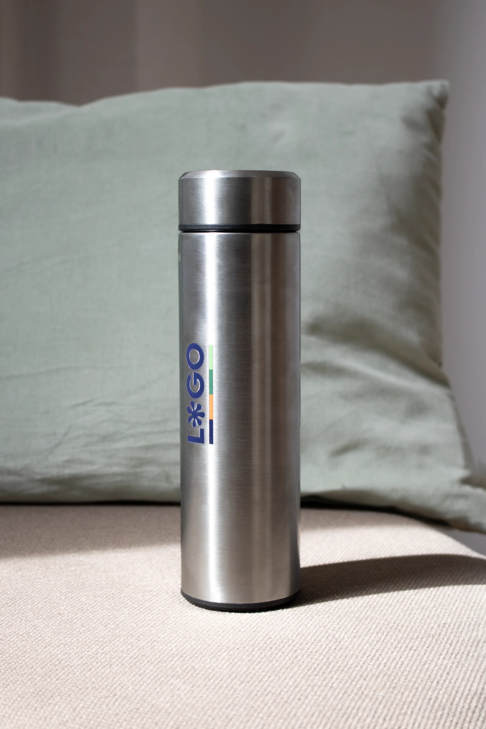 Thermos en acier inoxydable PISA Termo acier inoxydable personnalisé argenté logo bleu devant le coussin vert
