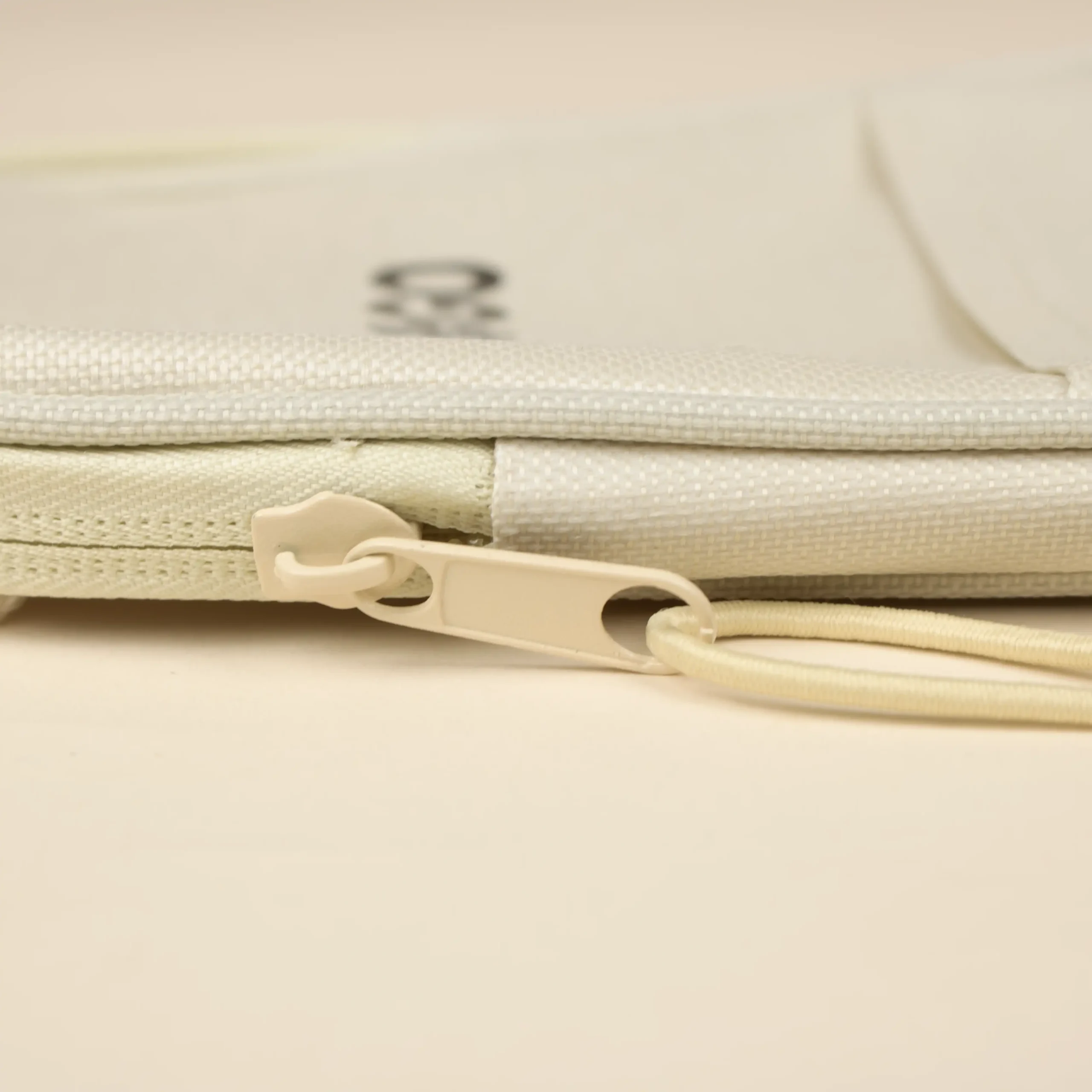 Riñonera portamóvil personalizada beige detalle en plano