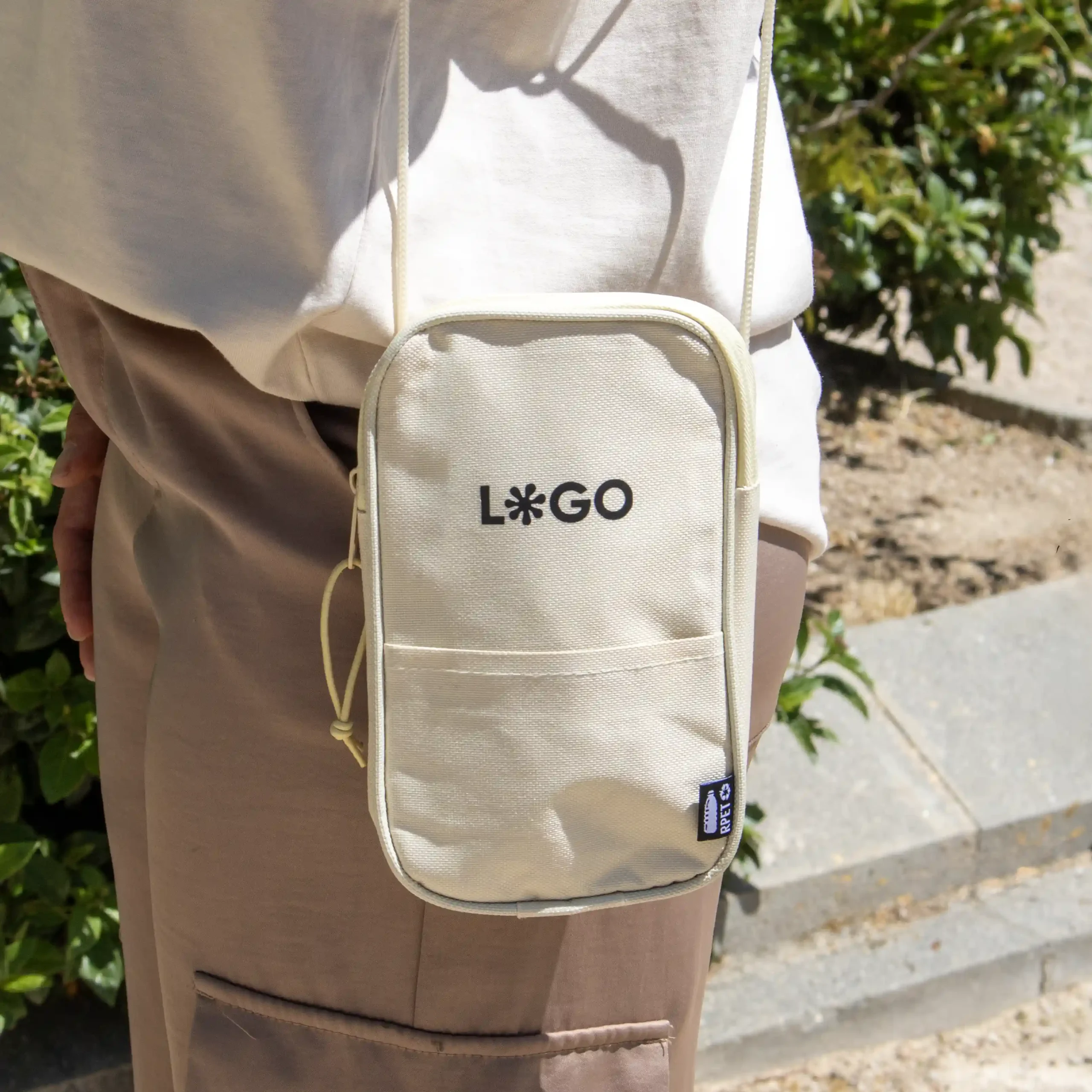 Riñonera portamóvil personalizada beige colgado modelo chica