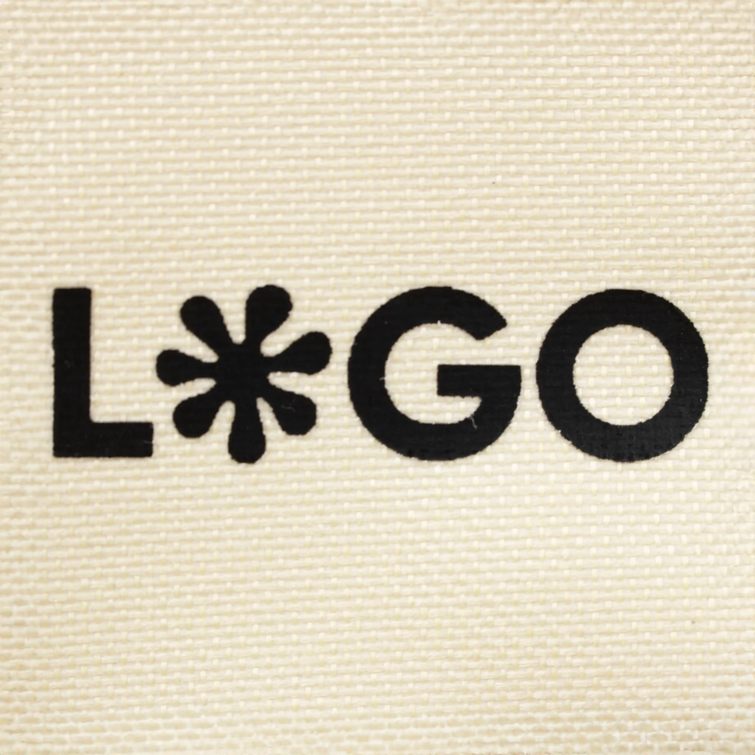 Riñonera portamóvil personalizada beige detalle logo negro