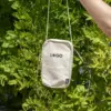 Riñonera portamóvil personalizada beige colgada mano