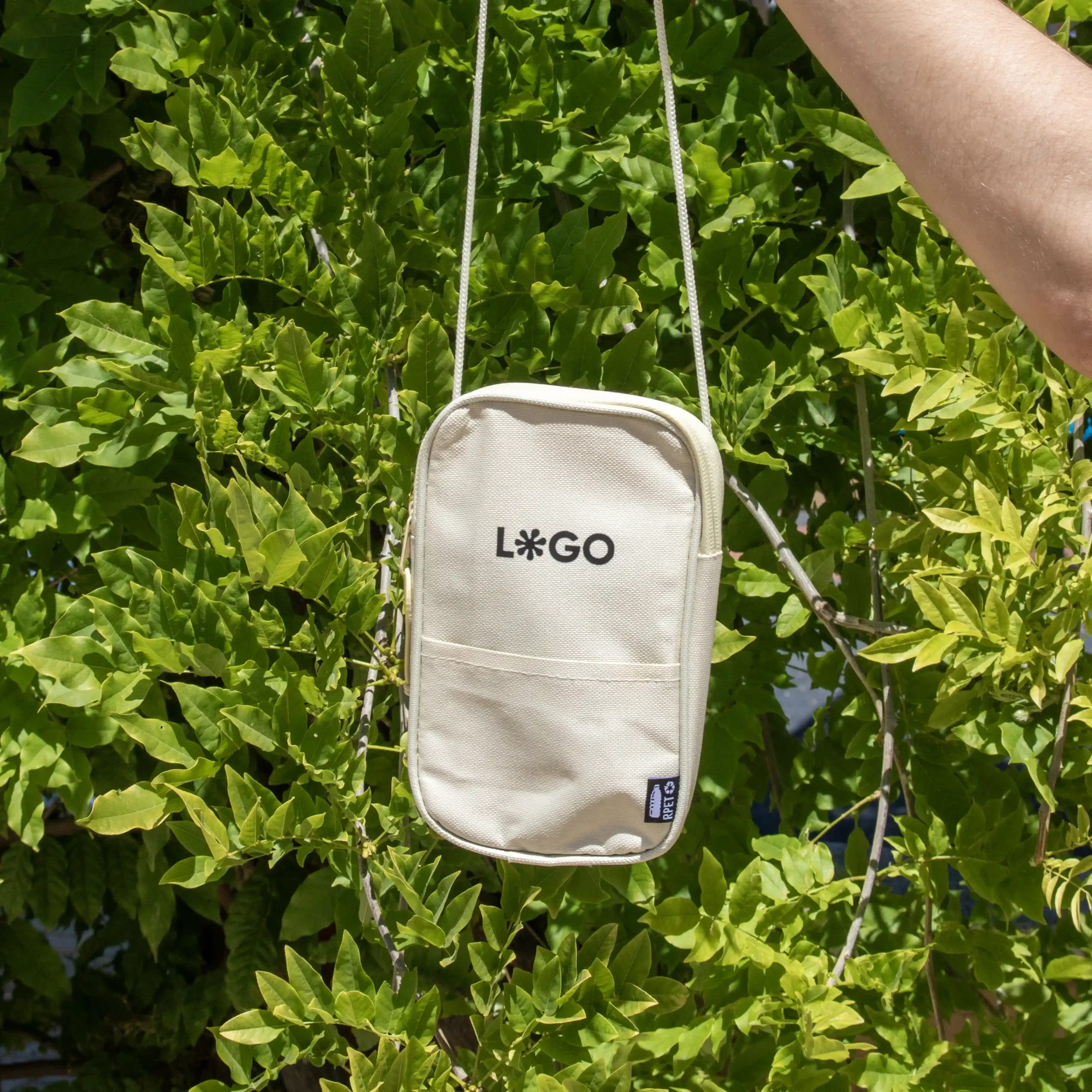 Riñonera portamóvil personalizada beige colgada mano